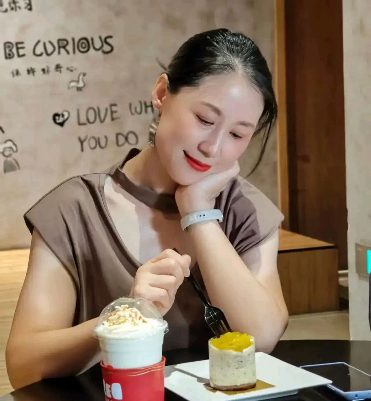 阿姨今年已经四十岁了,依然生活很优雅,大家都说成熟女人最迷人最风韵