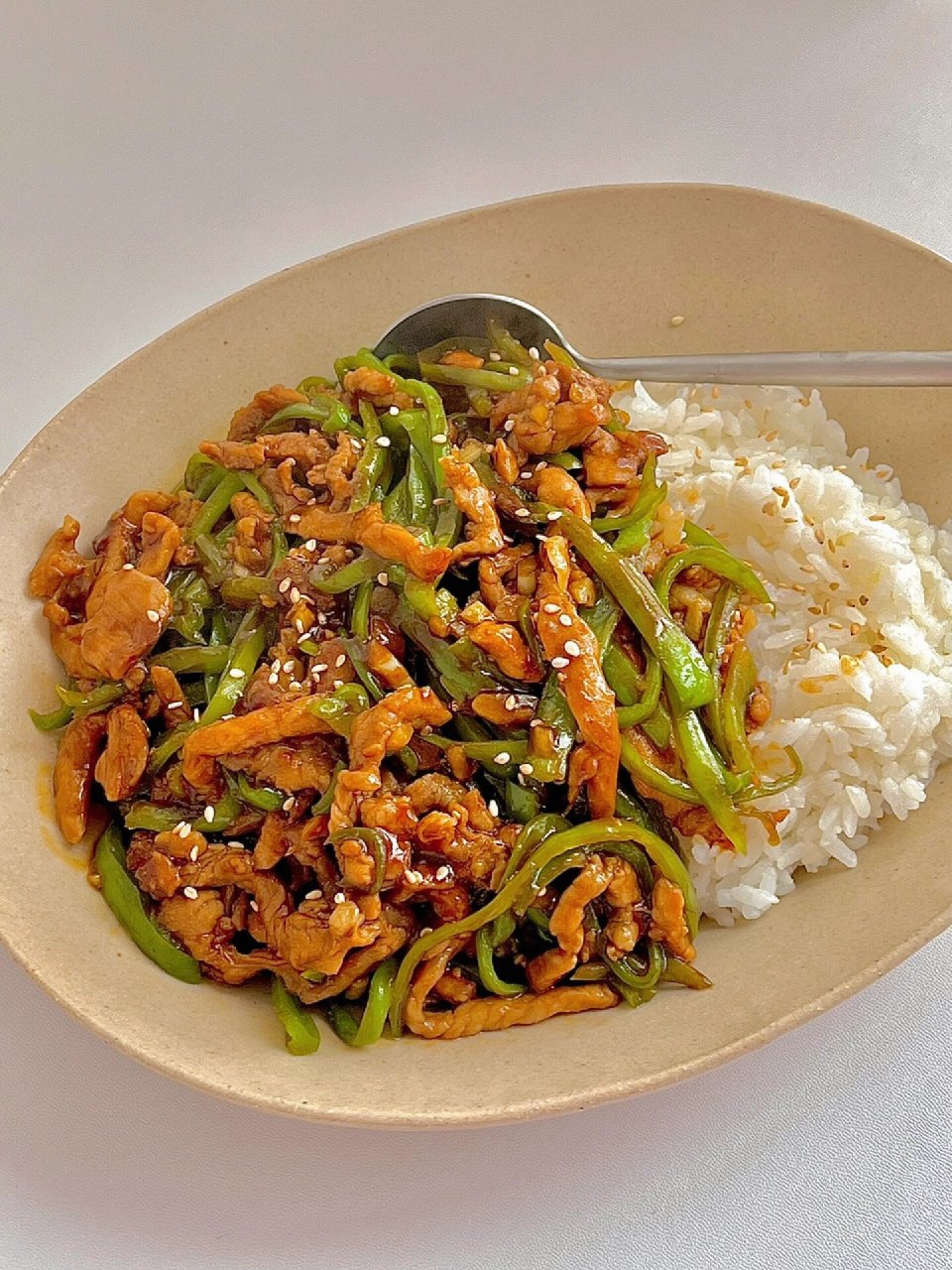 青椒肉丝盖浇饭,好吃到舔盘 今天给你们分享的这道青椒肉丝盖浇饭