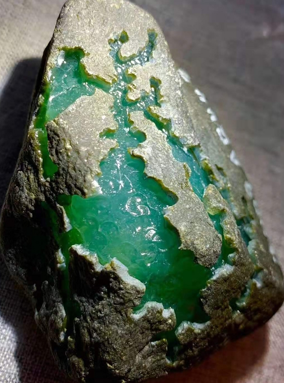 点击头像看直播# #翡翠原石#翠绿:绿色鲜艳,纯正,饱和,不含任何偏色