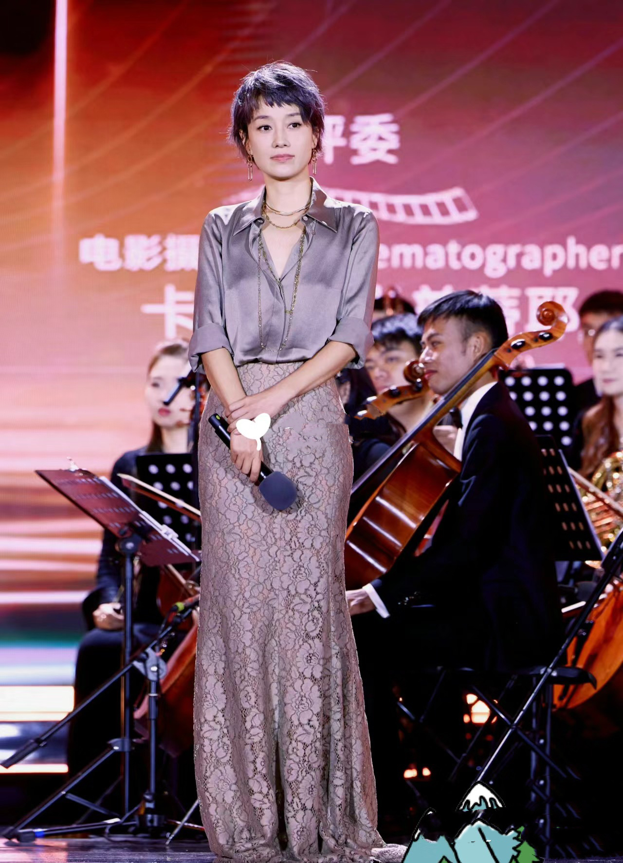 马伊琍真的很前卫,染奶奶灰头发配灰大衣,气场强大又高级