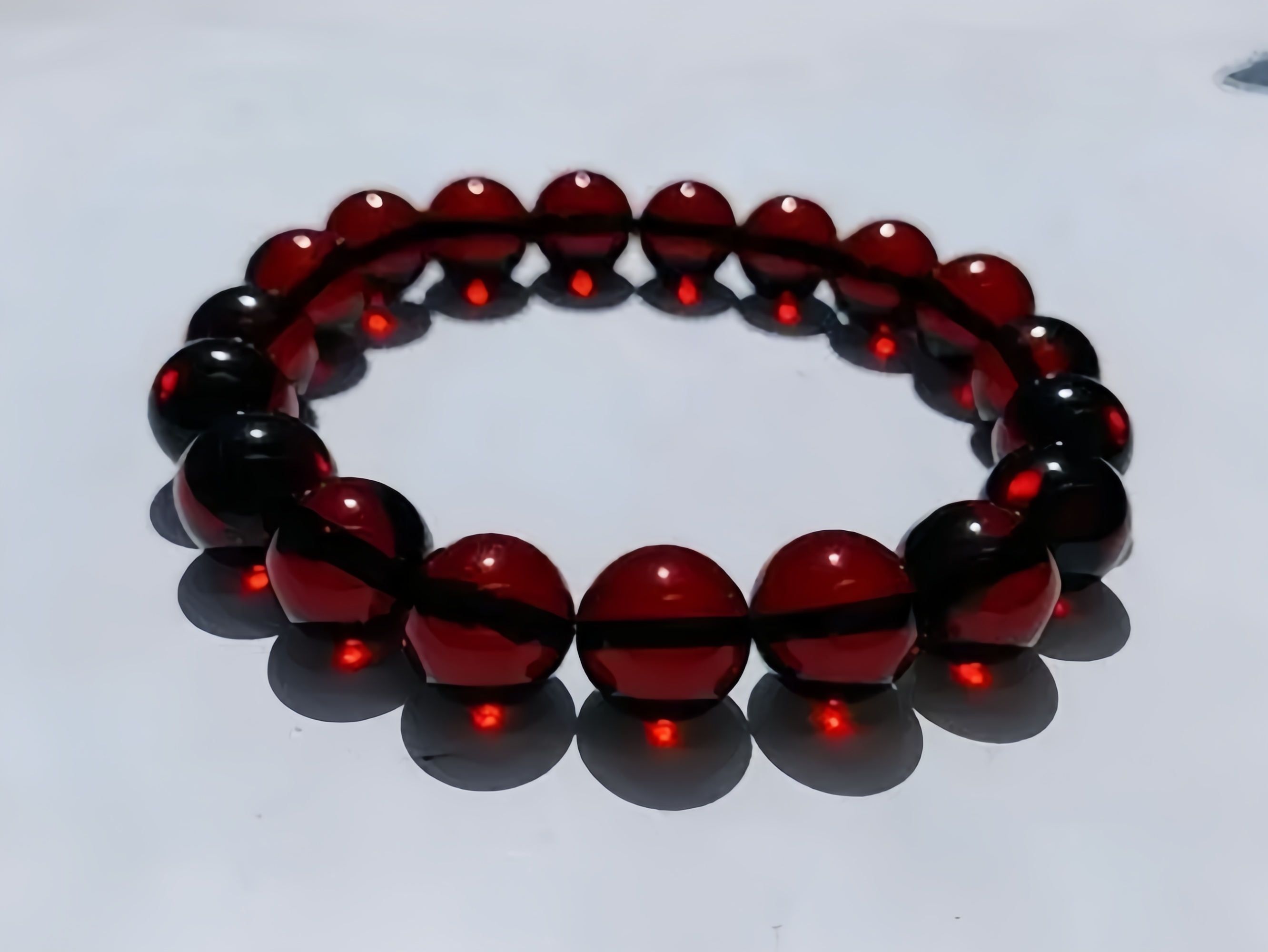 血珀如何盘玩更出彩?保养秘诀大公开,快来学习吧!