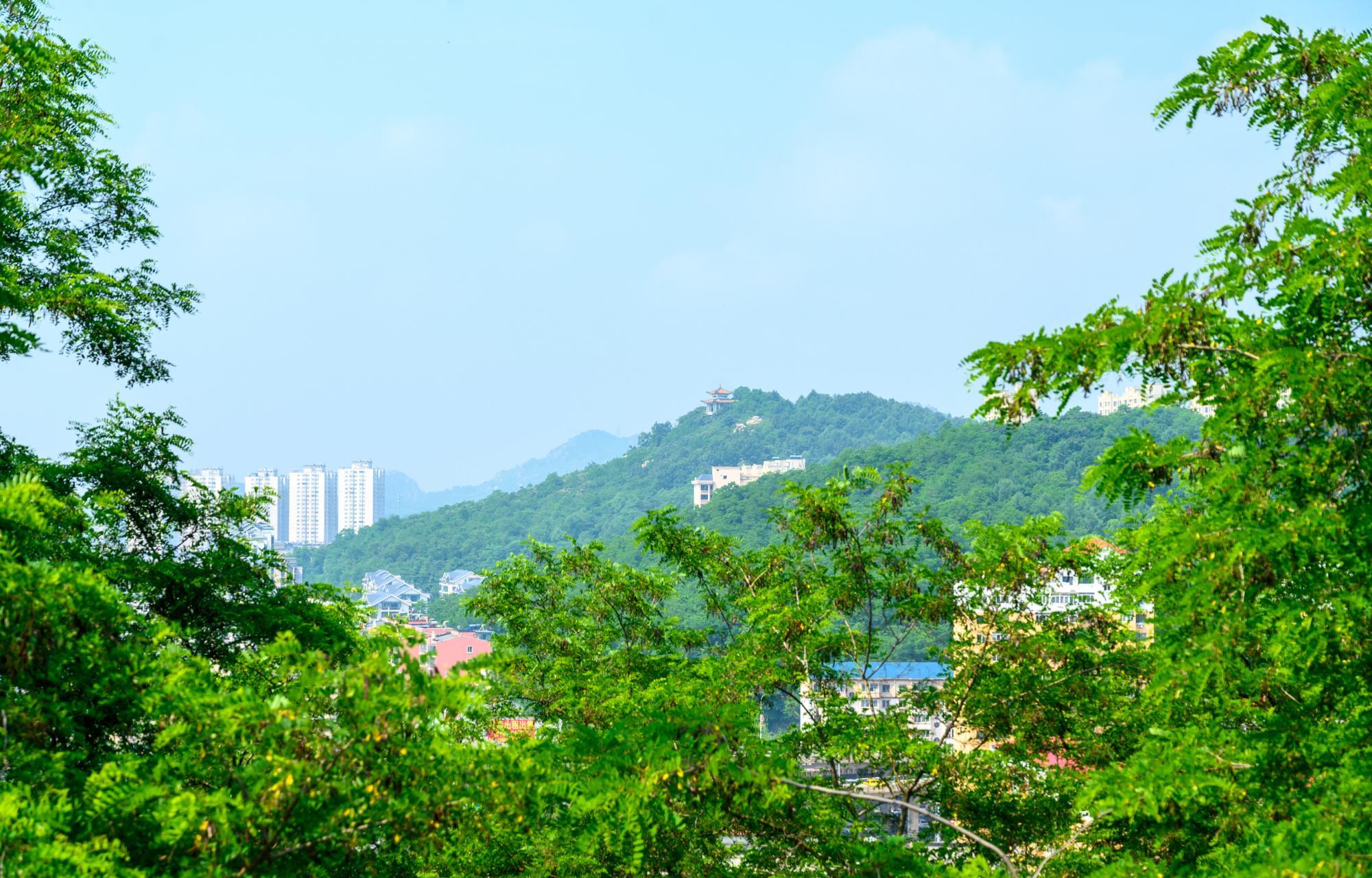 地级市,地处辽宁东南部,南临黄海,东侧与朝鲜的新义州市隔鸭绿江相望