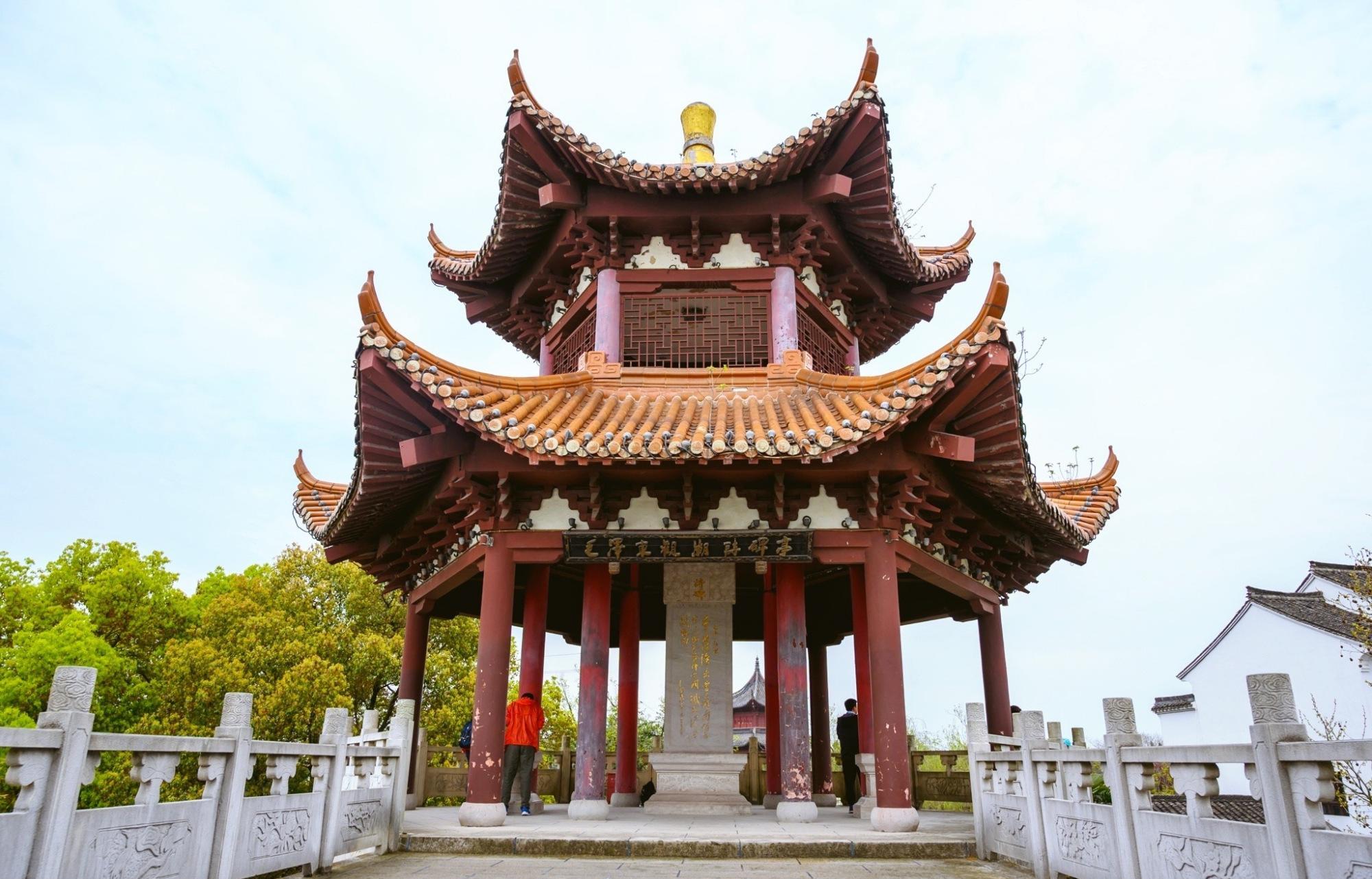 海宁观潮胜地公园,被誉为"观潮第一胜地",游客:太壮观了