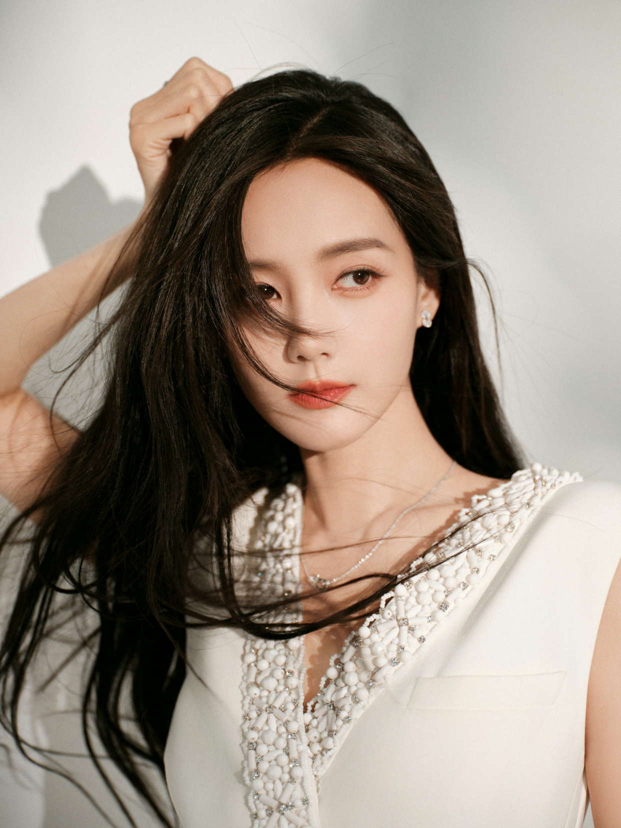 李一桐穿v领连体套装 脚踩高跟鞋 突显好身材 长发飘逸 魅力迷人