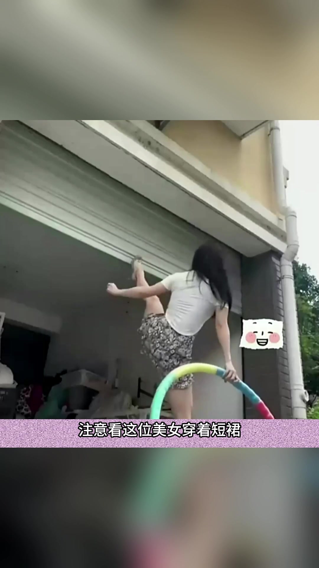 美女穿超短裙一双大长腿挑战极限关门再高点就走光了