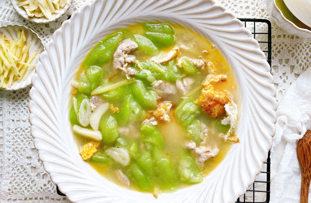 广东人做的丝瓜汤为什么好喝,诀窍都在这里,不放味精也很鲜美