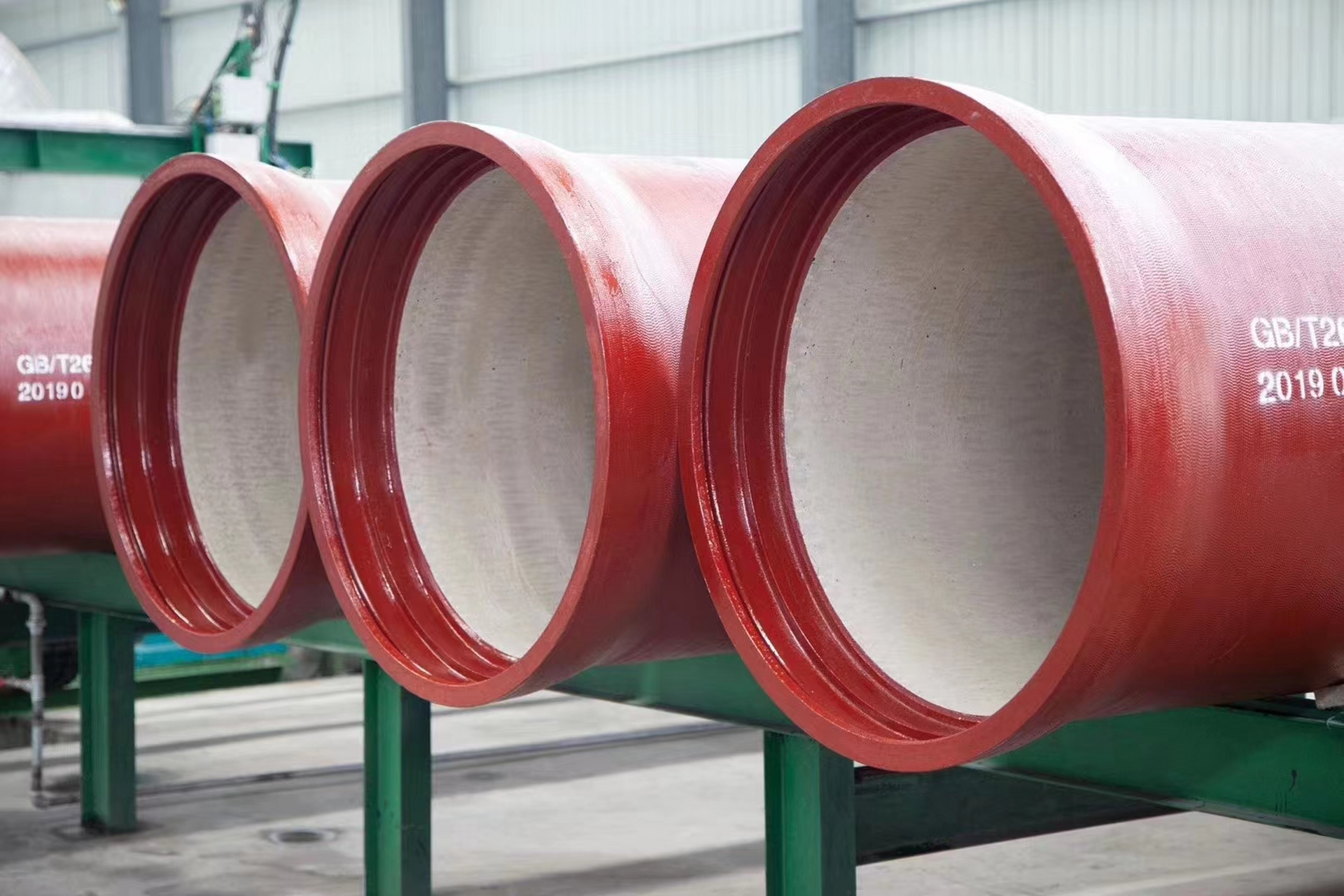 球墨铸铁管是一种高强度,耐压,耐腐蚀,安装简便,环保的管材,广泛应用