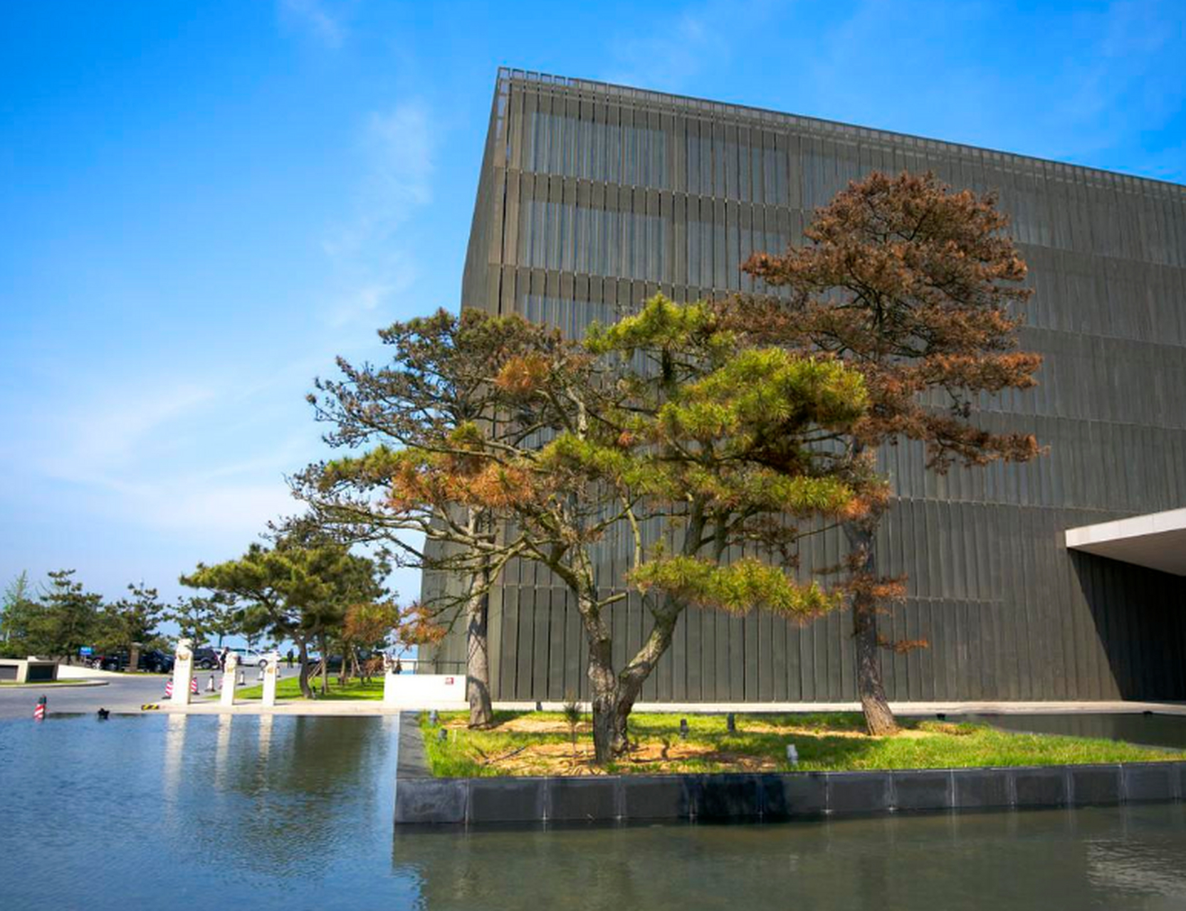 在青岛黄岛区,涵碧楼别墅和超五星级酒店均备受关注.