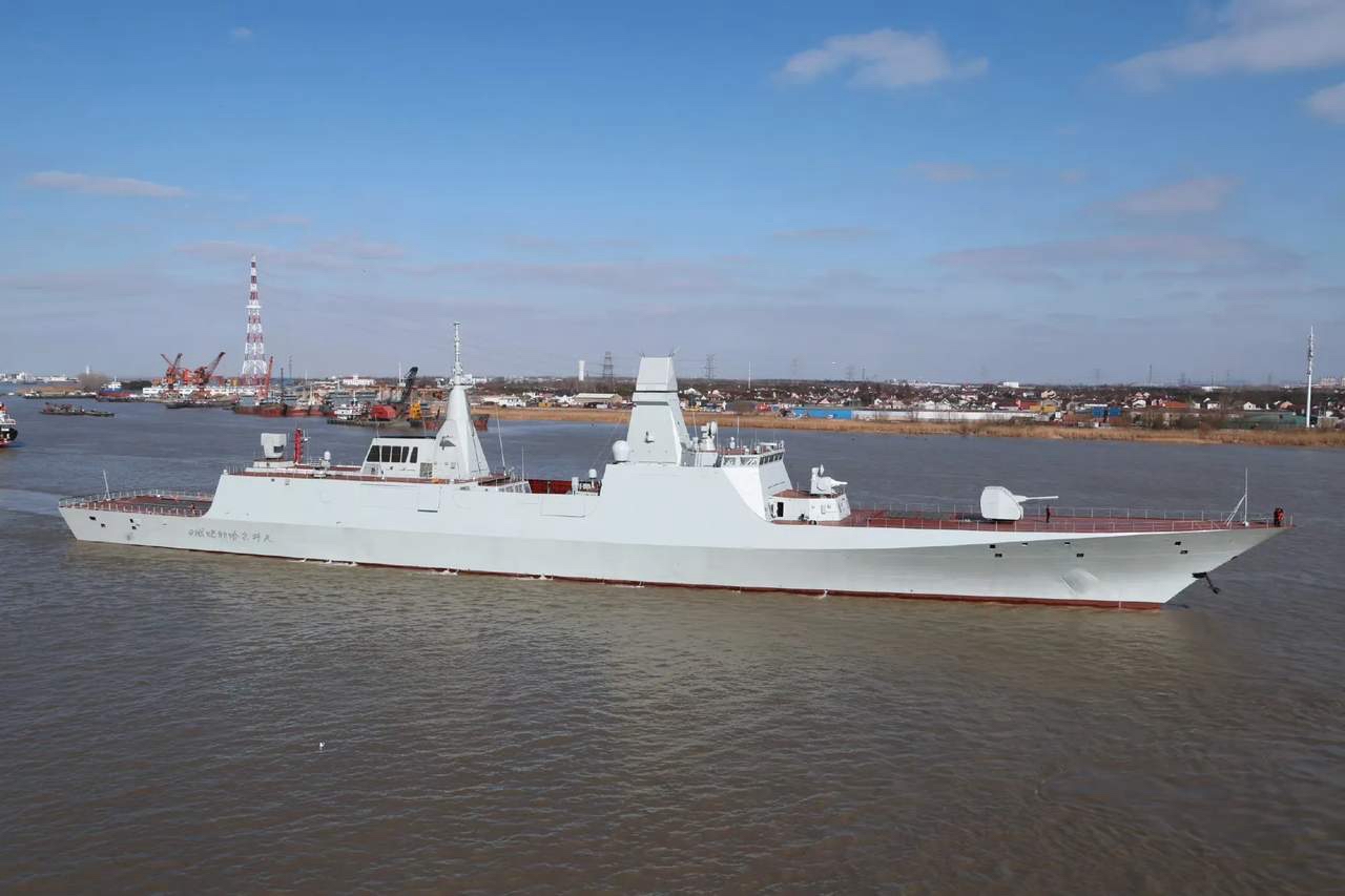 海军545漯河舰试航归来,该舰创造新纪录,从下水到试航才用136天