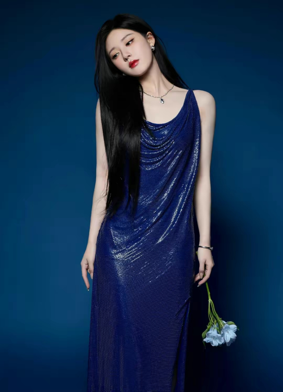 女星赵露思美照大放送,静谧蓝小女人礼服开叉裙,妩媚又妖娆.