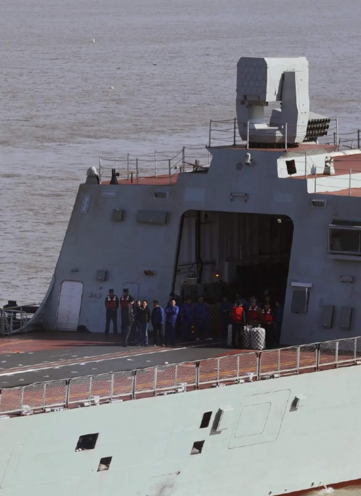 海军545漯河舰试航归来,该舰创造新纪录,从下水到试航才用136天