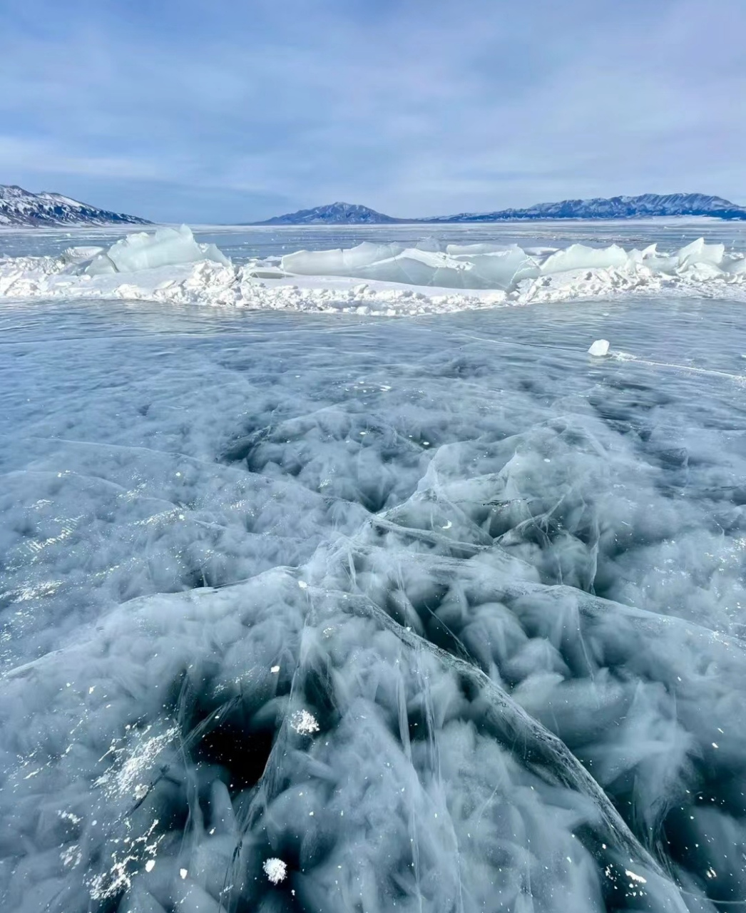 冰层下面的气泡,赛里木湖在这个时候很想一块巨大的蓝宝石,湖面上的