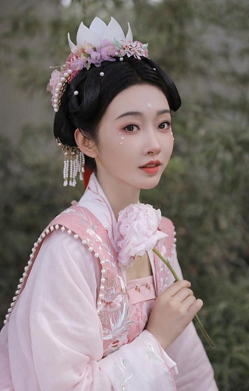 宣璐好适合古装,一身粉色汉服,清新优雅,温婉俏丽,当真是极美!