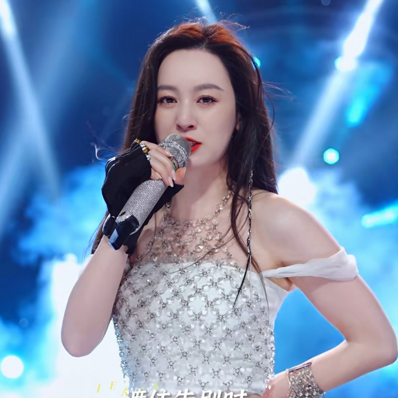 在数千万粉丝的簇拥下,网络歌手唐艺成为了众人瞩目的焦点.