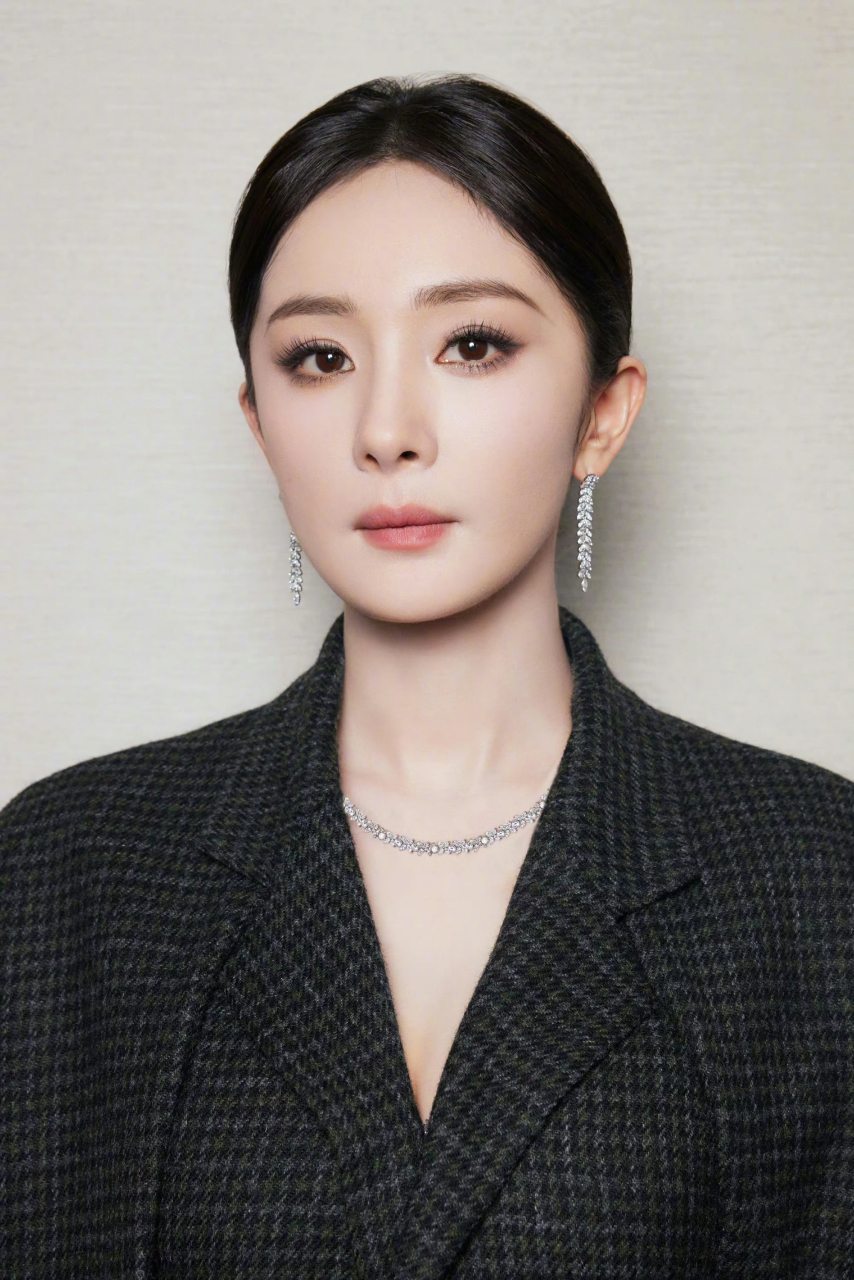 杨幂～职场干练装扮,得体[赞同][赞同]