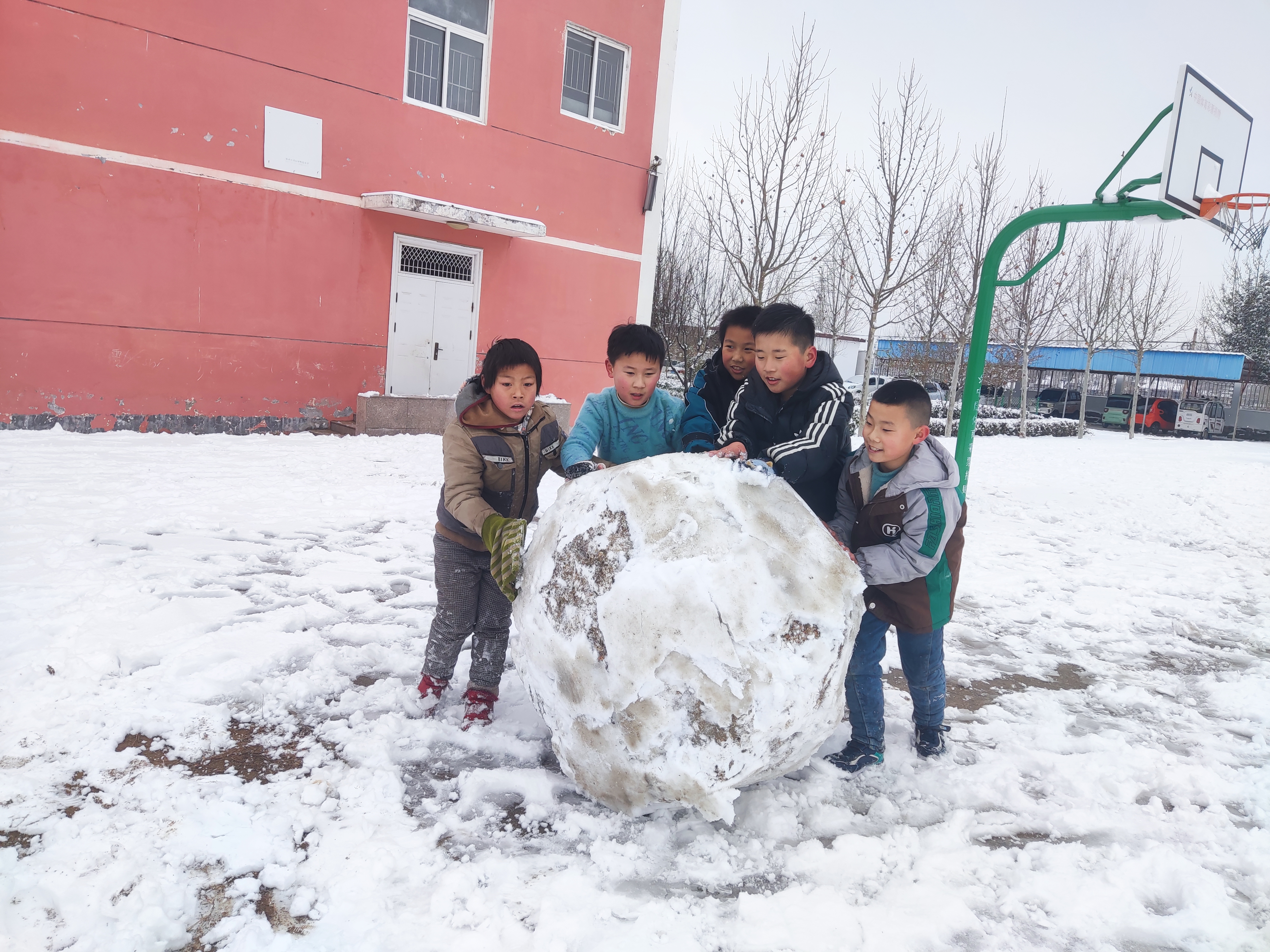 孩子们堆雪人场景描写图片