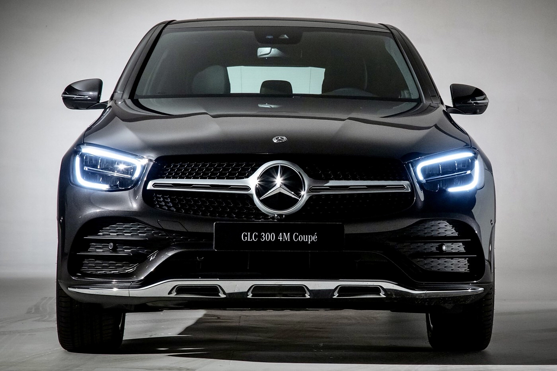 奔驰glc300轿跑,开这款车的客户估计年纪都在45走上吧?