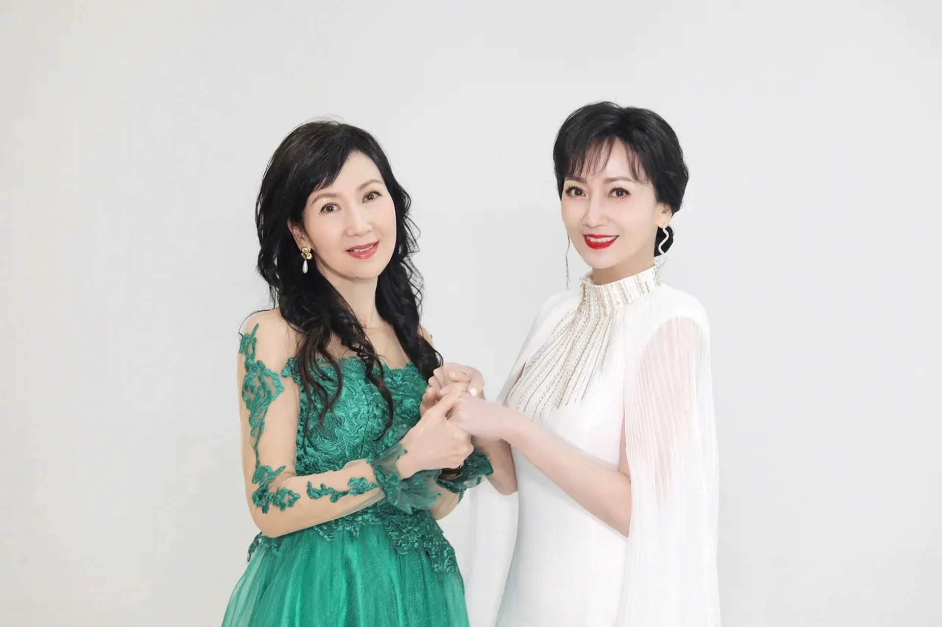 两位上世纪八九十年代华语影坛的璀璨明星赵雅芝和陈美琪重逢,引发了