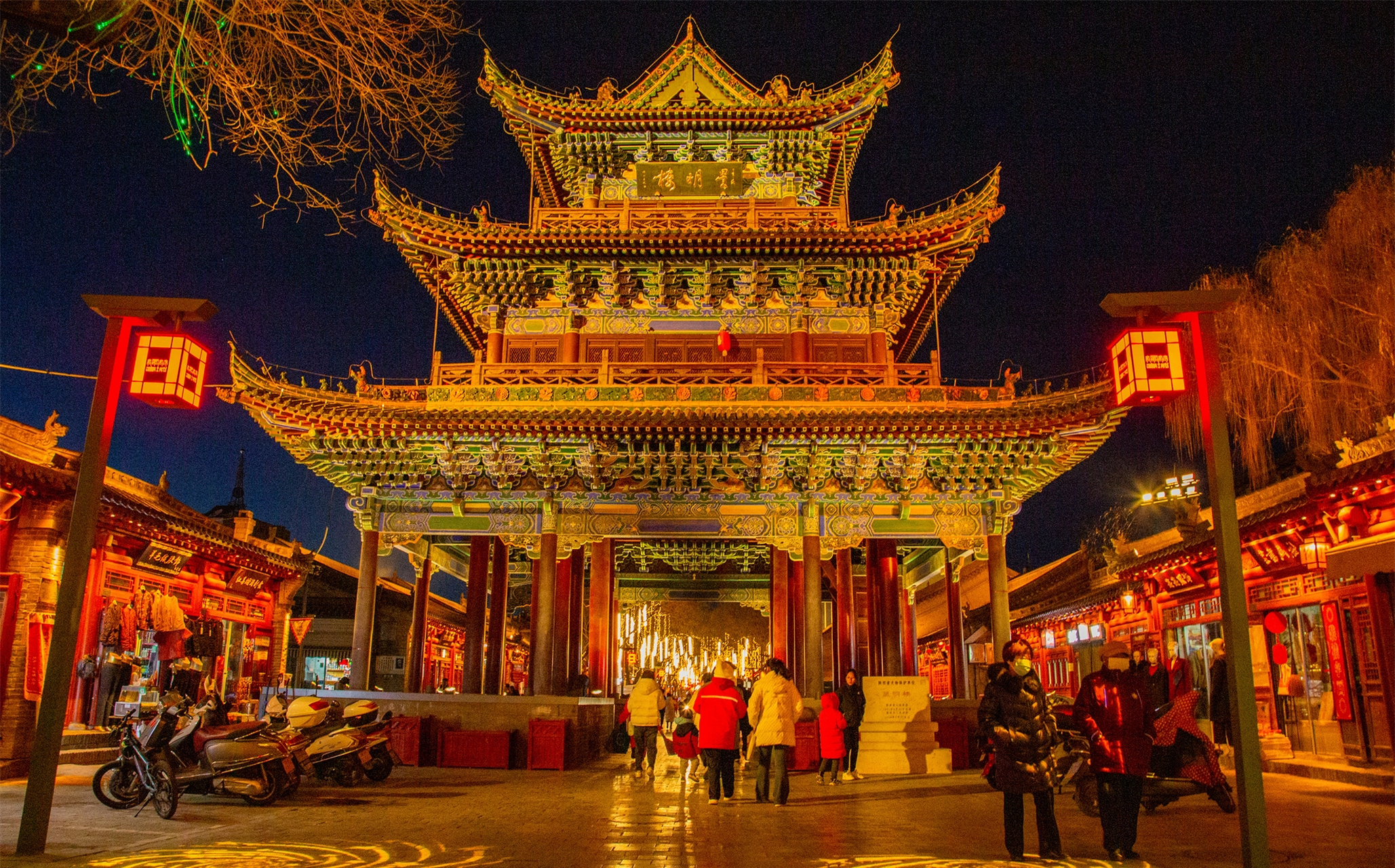 榆林老街,在夜空挂满了祝福 傍晚,行走在榆林老街, 你会发现树上的灯