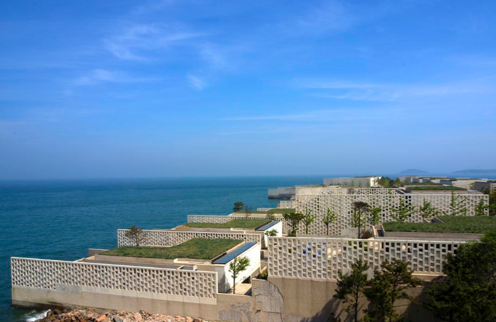 在青岛黄岛区,涵碧楼别墅和超五星级酒店均备受关注.