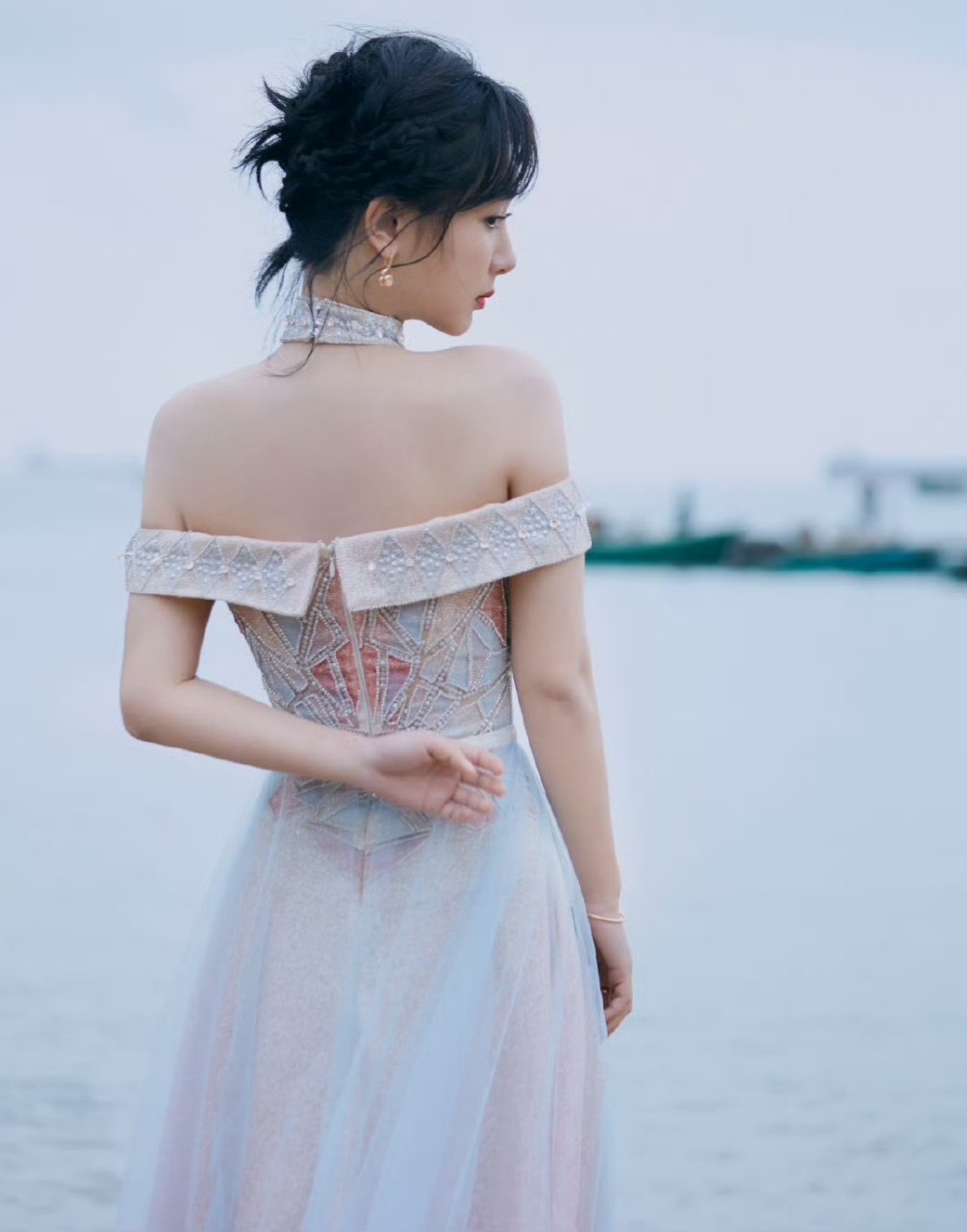 美图鉴赏|杨紫海边一袭玫瑰金渐变星空裙,真的是仙气弥漫,浪漫迷人太