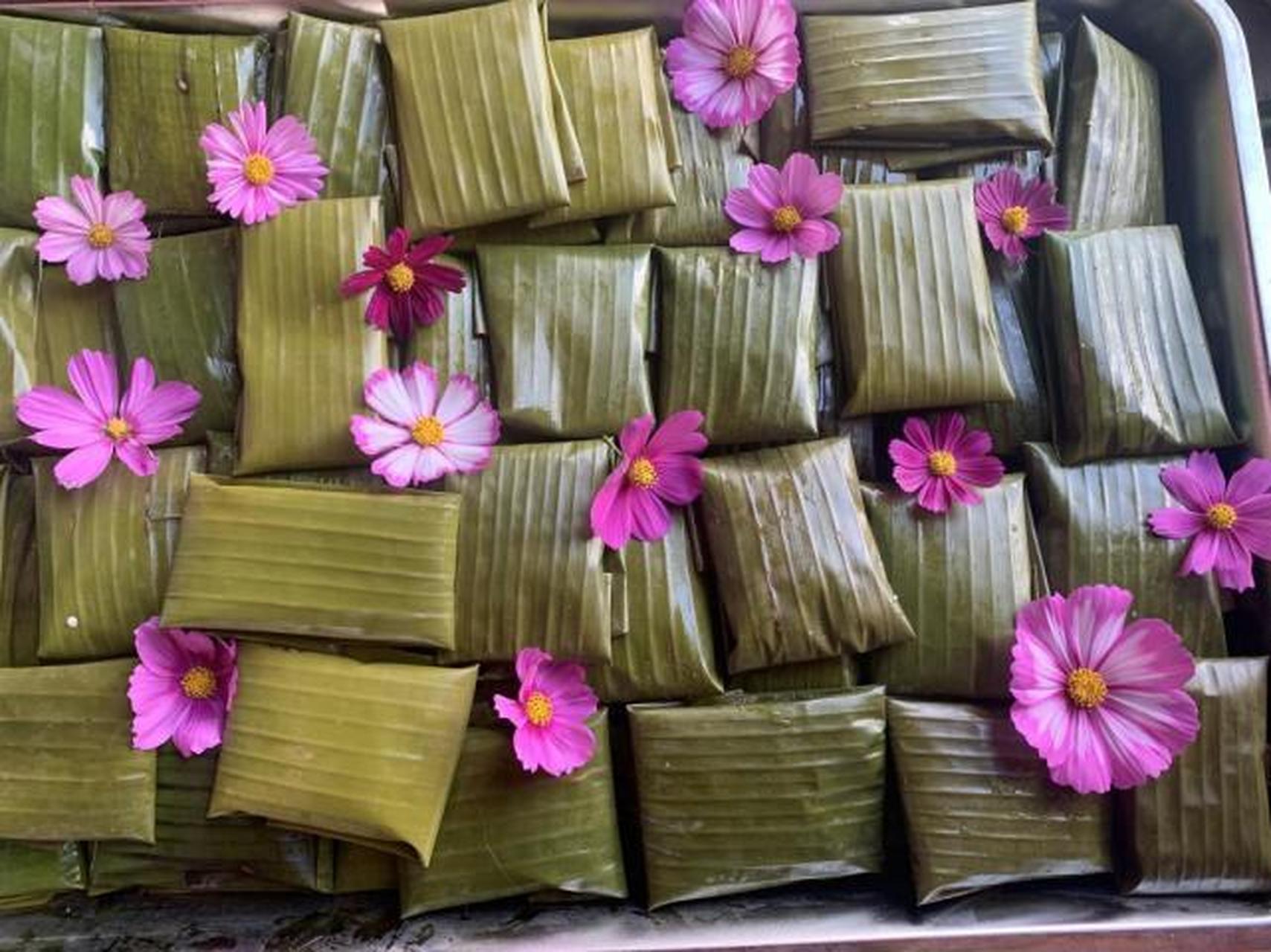 德宏泼水粑粑是云南德宏地区泼水节的象征,以糯米和芭蕉叶为主要原料.