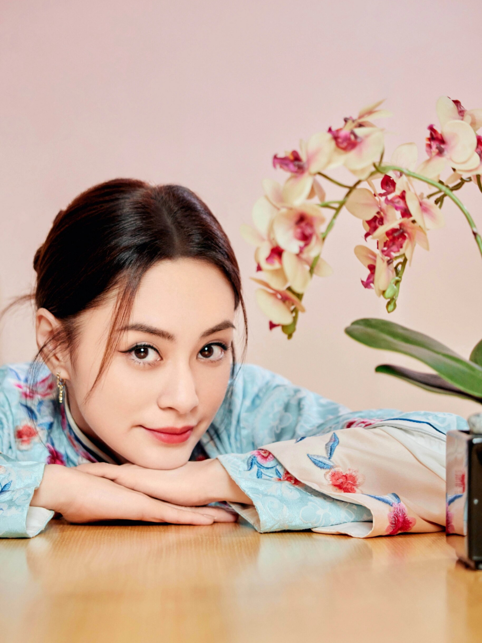 阿娇都演妈了丫头教们还在扮嫩 阿娇在《永夜星河》中突破自我,饰演男