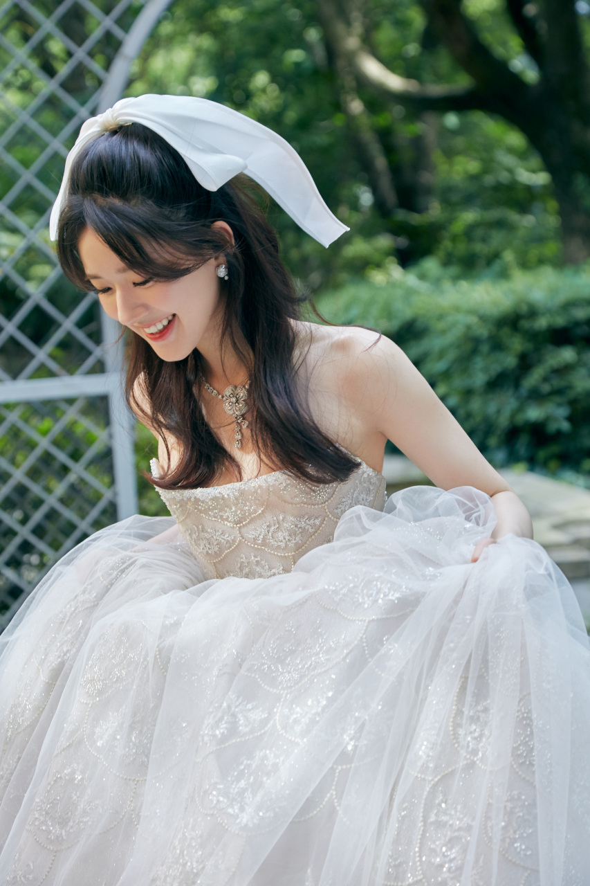 赵露思|白色抹胸礼服裙搭配白色发带,笑容好甜,像"落跑新娘"!