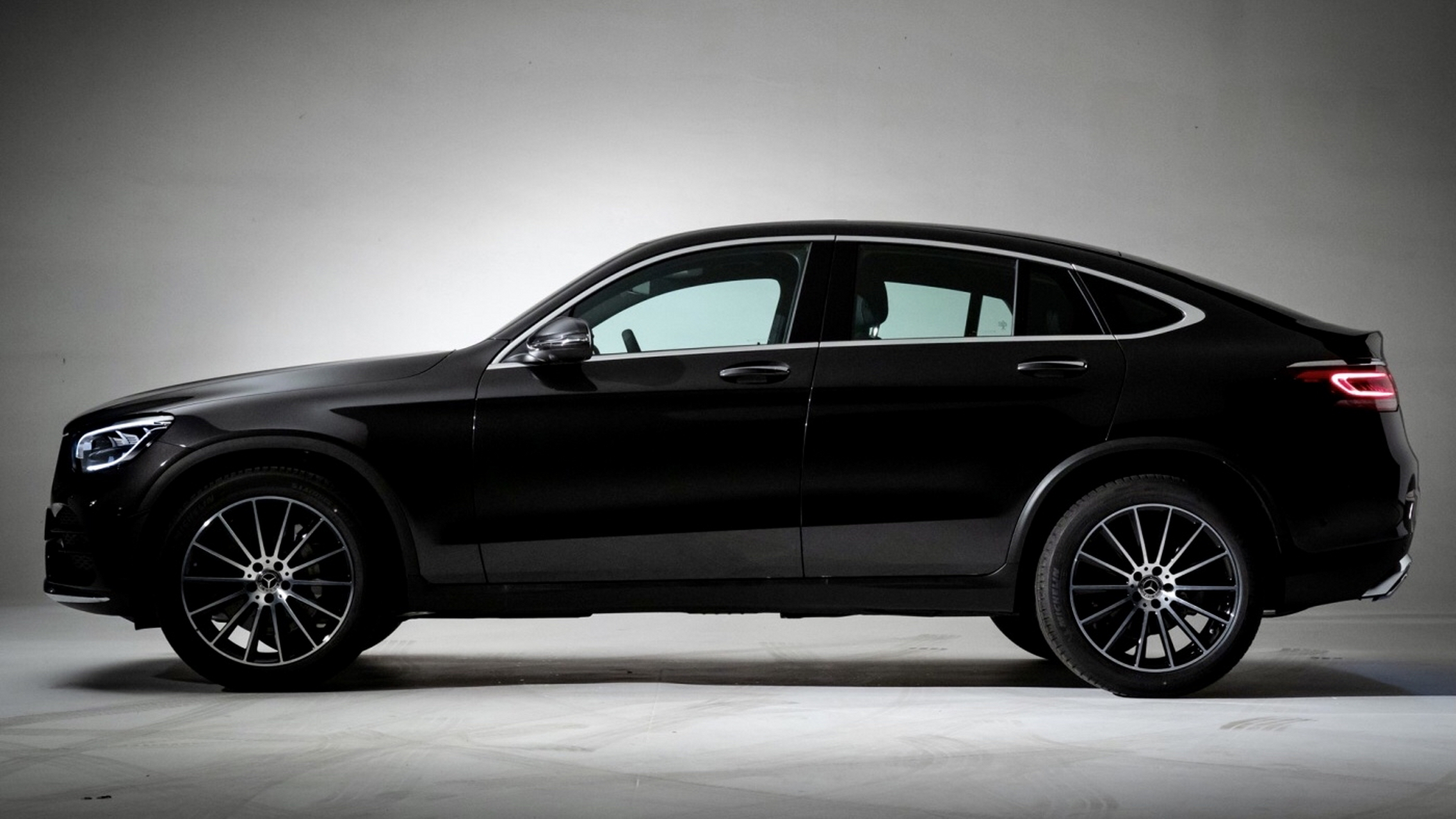 奔驰glc300轿跑,开这款车的客户估计年纪都在45走上吧?