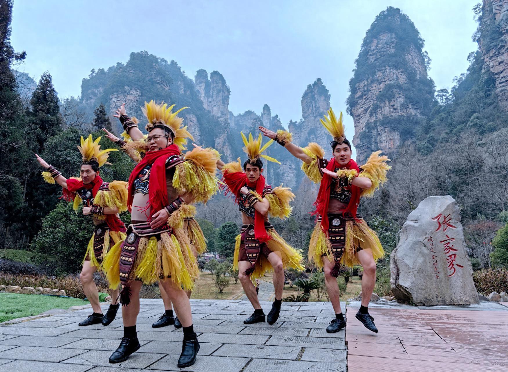 文旅局长变身茅古斯跳科目三,这文旅人也太拼了吧!