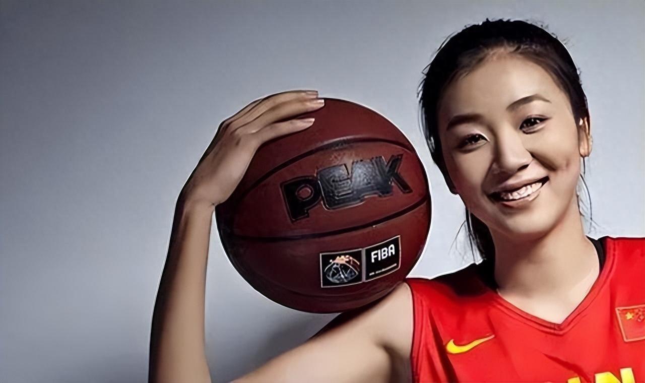 1米88篮球女神赵爽:32岁嫁1米9胖乎乎老公,元旦高调晒娃