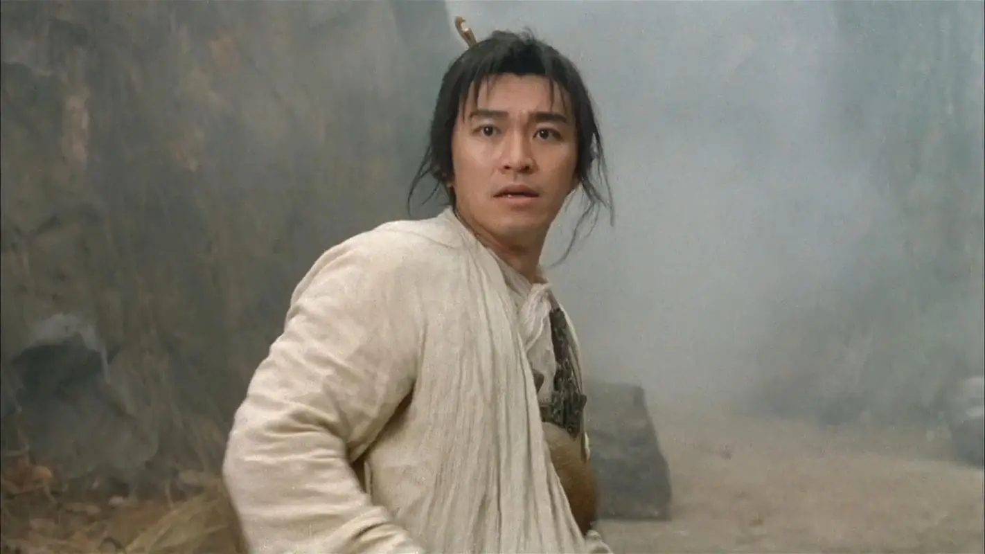 周星驰与网红小杨哥合影,搂肩膀和蔼可亲,网友:星爷太掉价