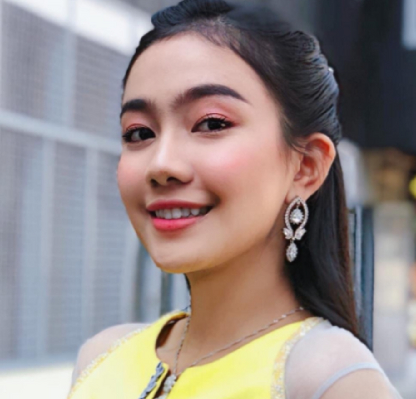 2018年,缅甸双胞胎美女,一起嫁到中国三年以后,回娘家哭诉道:中国哪里