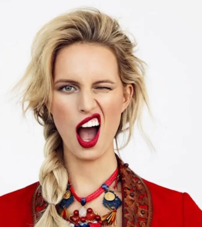 卡罗莱娜科库娃的时尚之路引人瞩目!