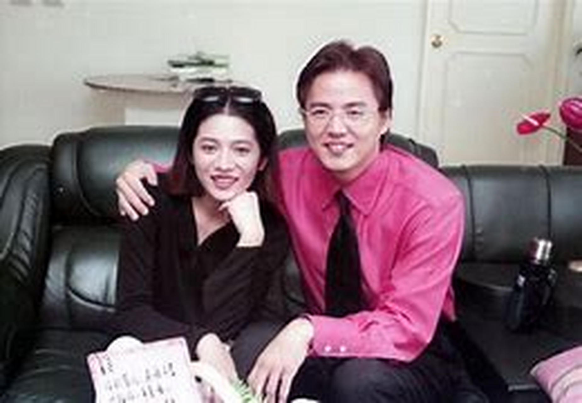 "前妻曾哲贞站出来说:"她就是小三,来吧,告我啊!