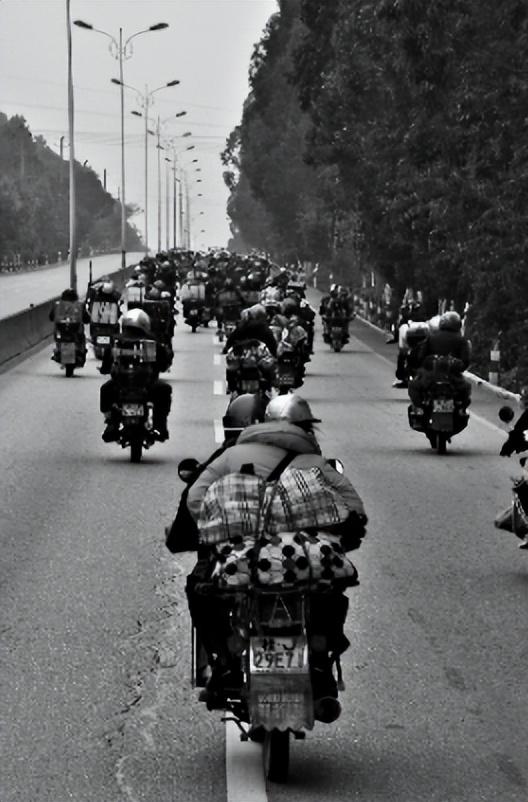 回顾年关出现的摩托大军为何神秘消失是骑不动了还是另有原因