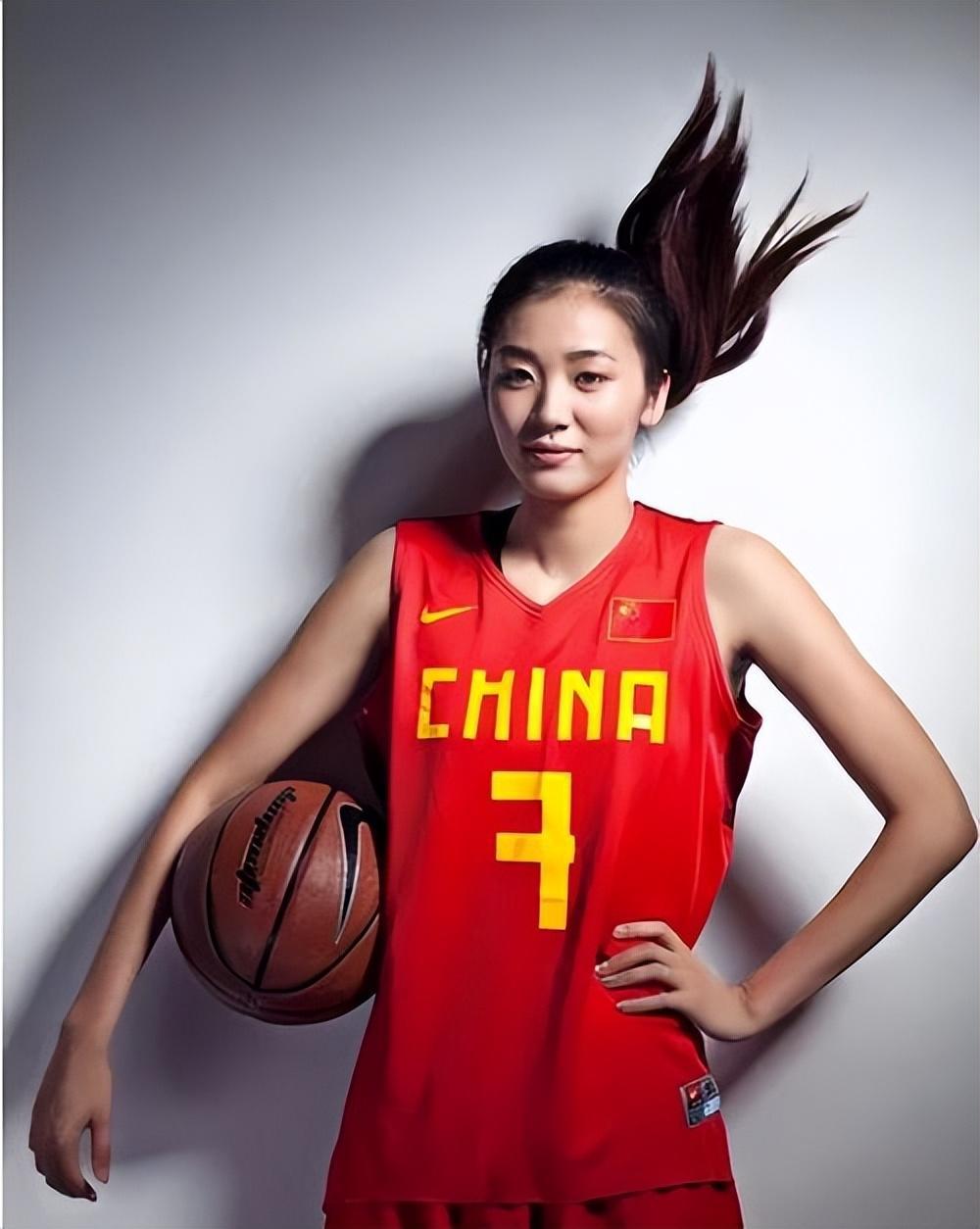 1米88篮球女神赵爽:32岁嫁1米9胖乎乎老公,元旦高调晒娃