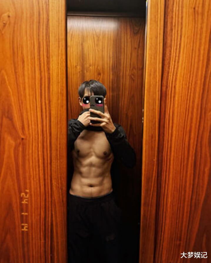 李现深夜秀8块腹肌!露超狂身材,网友感慨:我今晚的做梦素材