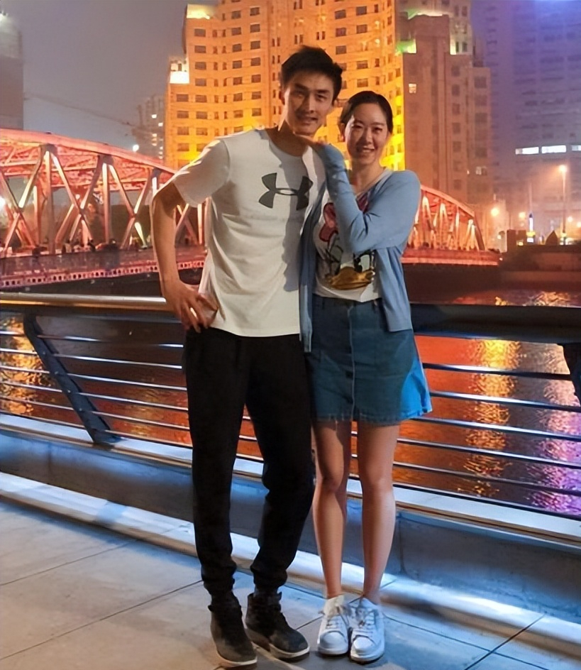 方颖超在上海男排参加比赛随着他们的不断接触,他们逐渐发现两人之间