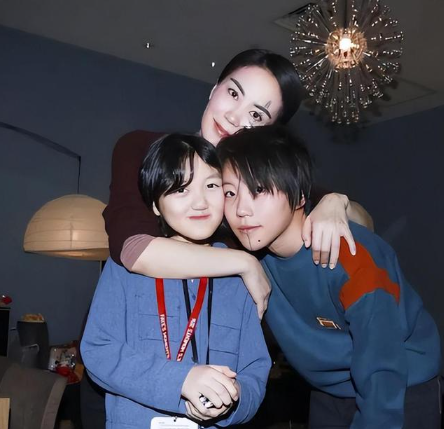 王菲俩女儿罕见同框差距非常大!26岁窦靖童16岁李嫣姐妹风