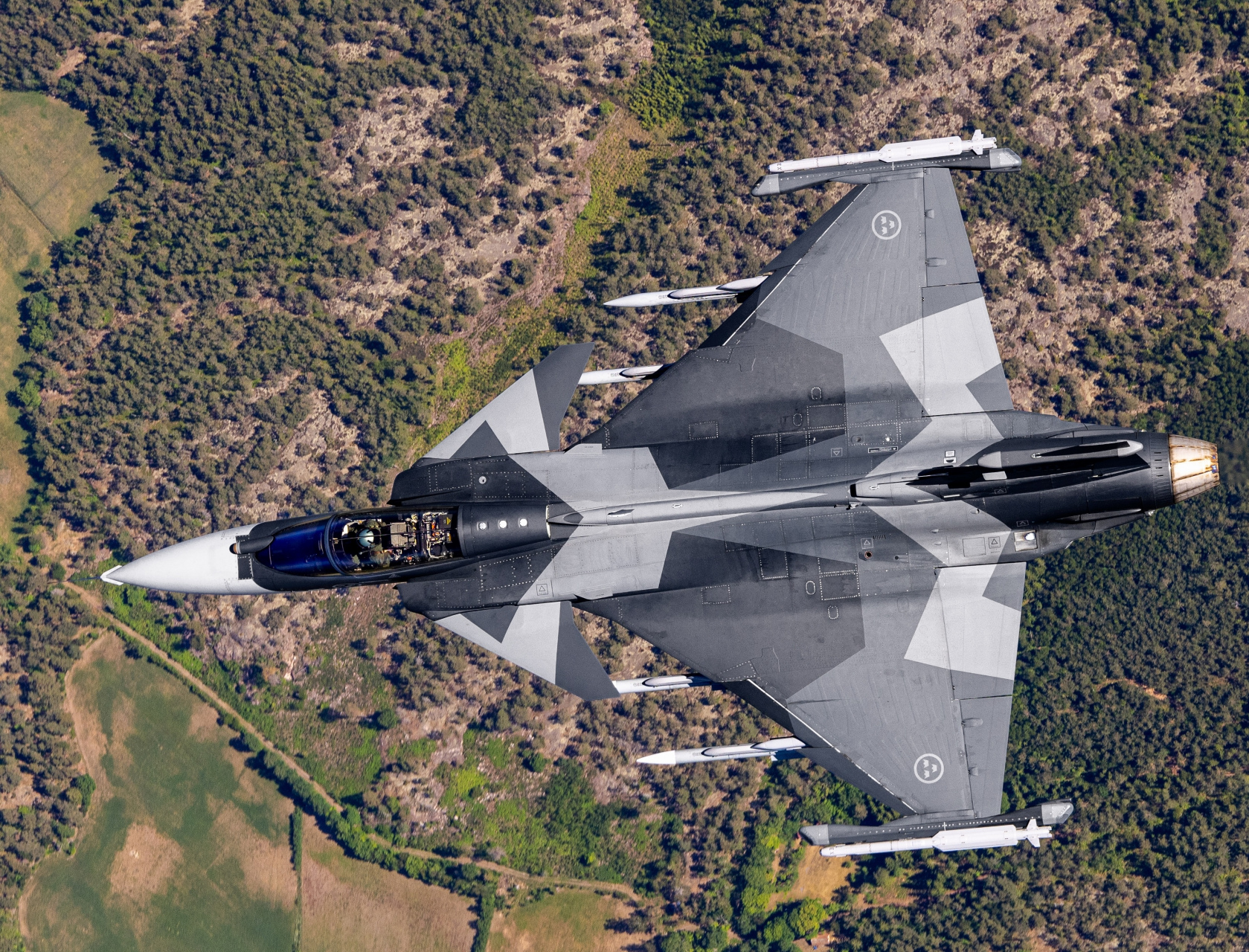 战机欣赏:瑞典萨博 jas-39"鹰狮"战斗机,该机是瑞典研制的新一代多