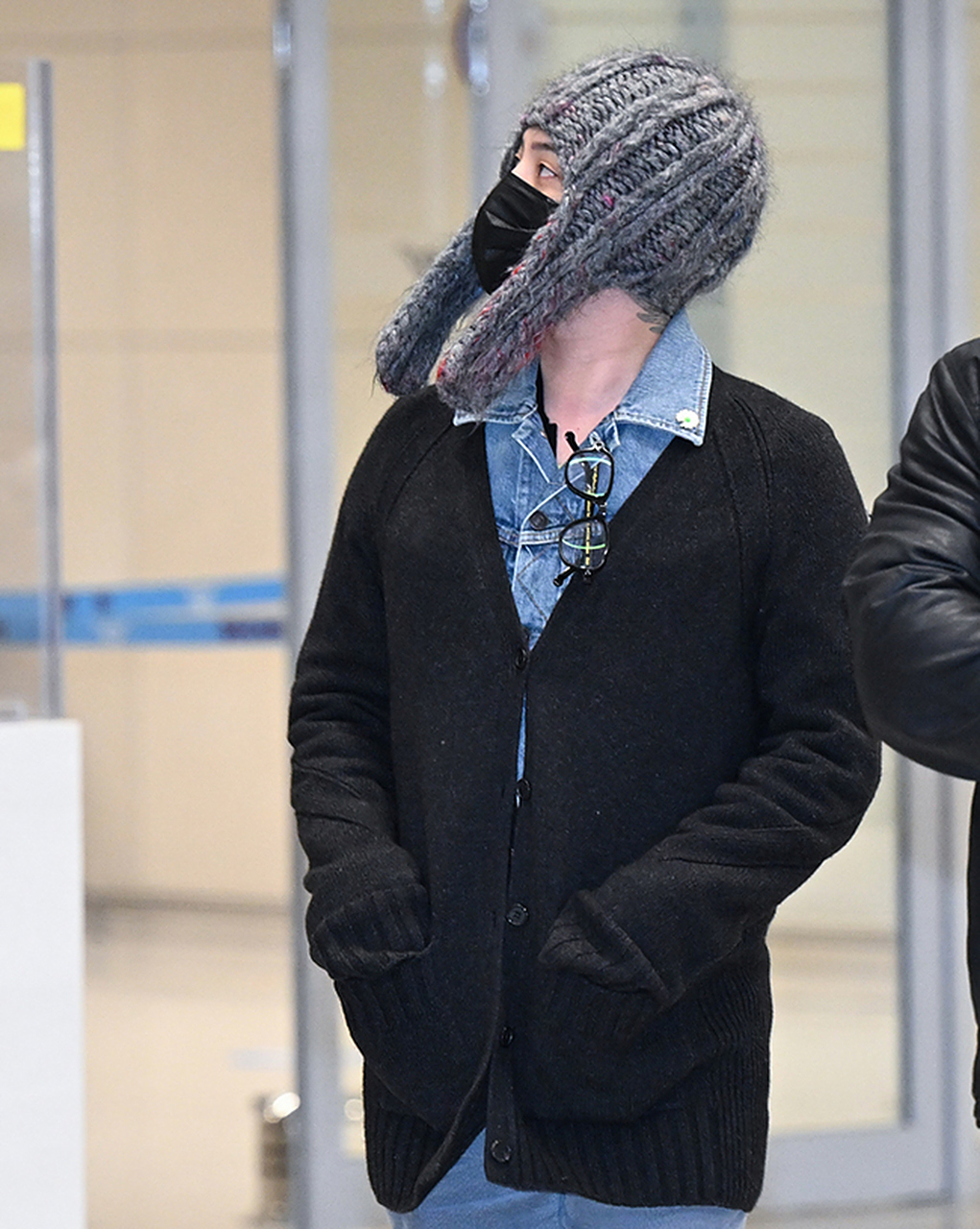 权志龙结束美国行程后,返回韩国.