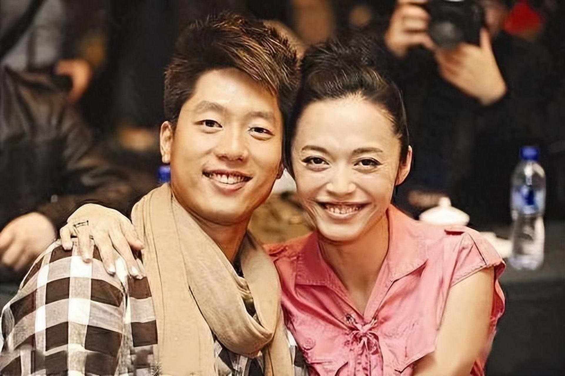 2014年 ,姚晨刚和曹郁结婚2年,在家收拾东西,突然发现,衣柜里有一张的