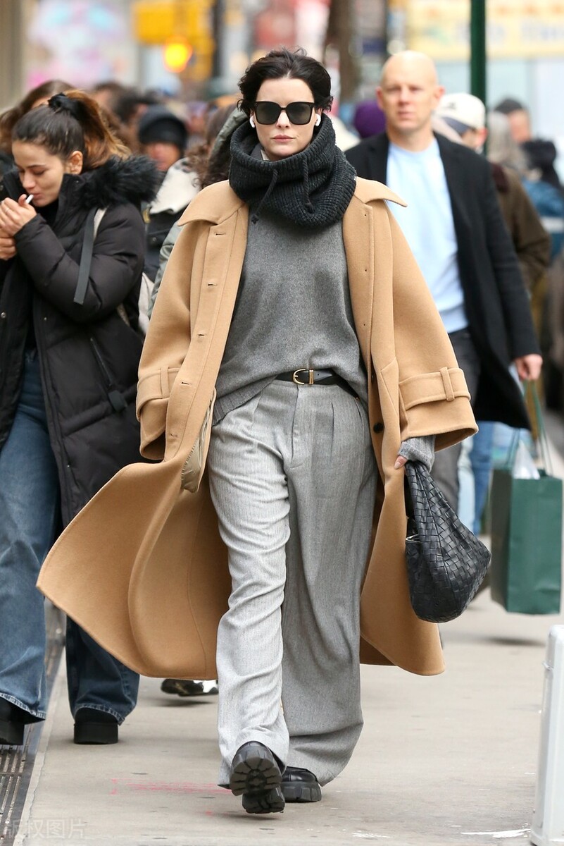 黑色裤子:与驼色大衣搭配黑色裤子可以展现出简洁,优雅的风格,同时使