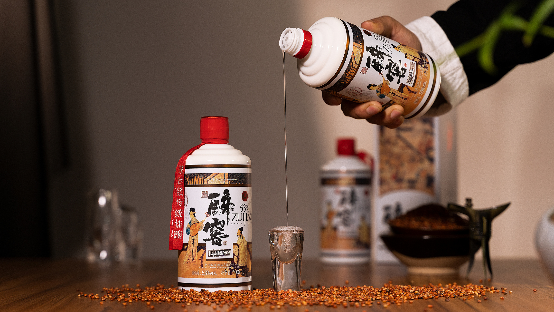 因为酒精的沸点只有 78 度,白酒加到菜里只是当作