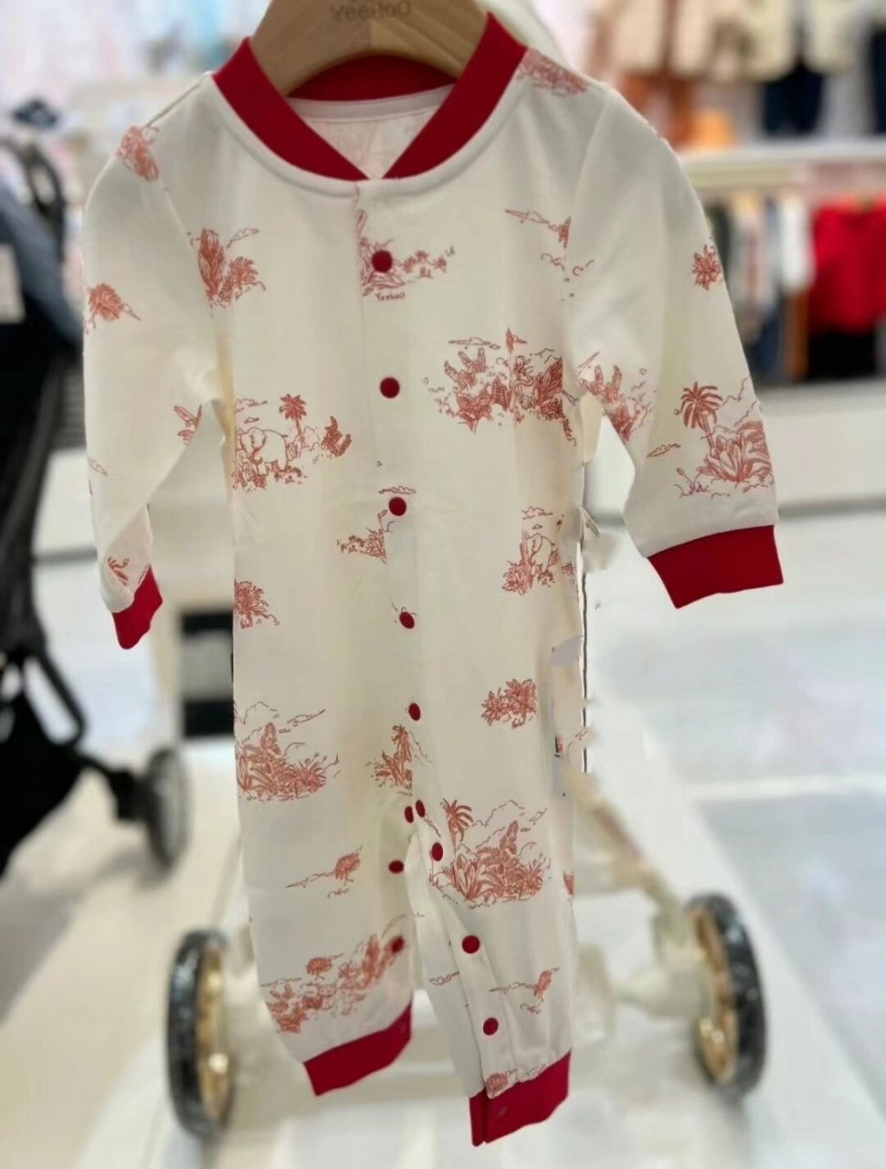 英氏新款连体衣  过年和满月都是值得庆祝的时刻,而穿衣服则是表达