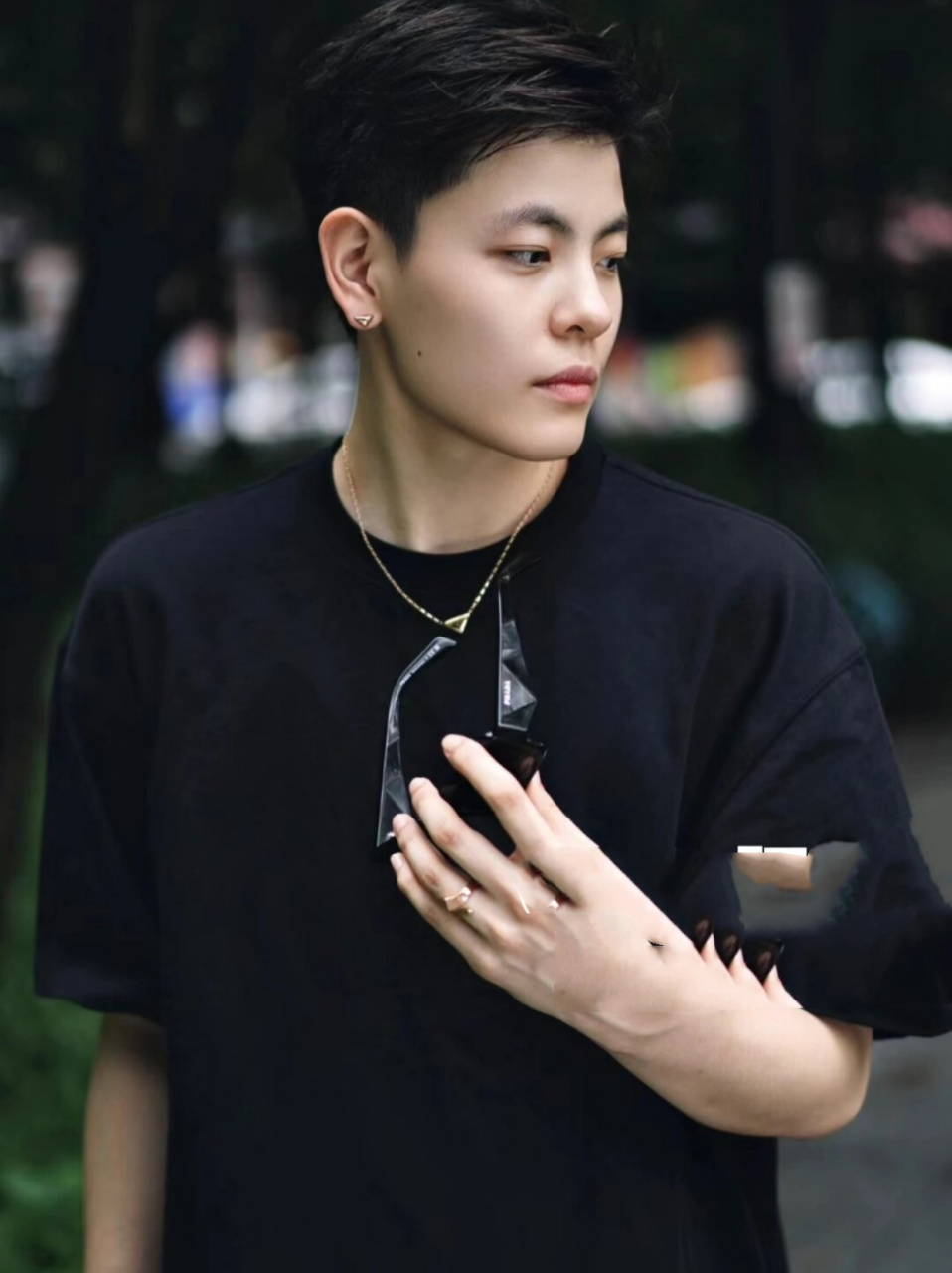 中国女篮杨舒予185cm  "体坛界的百变魅力者"  一头长发时,他温柔甜美