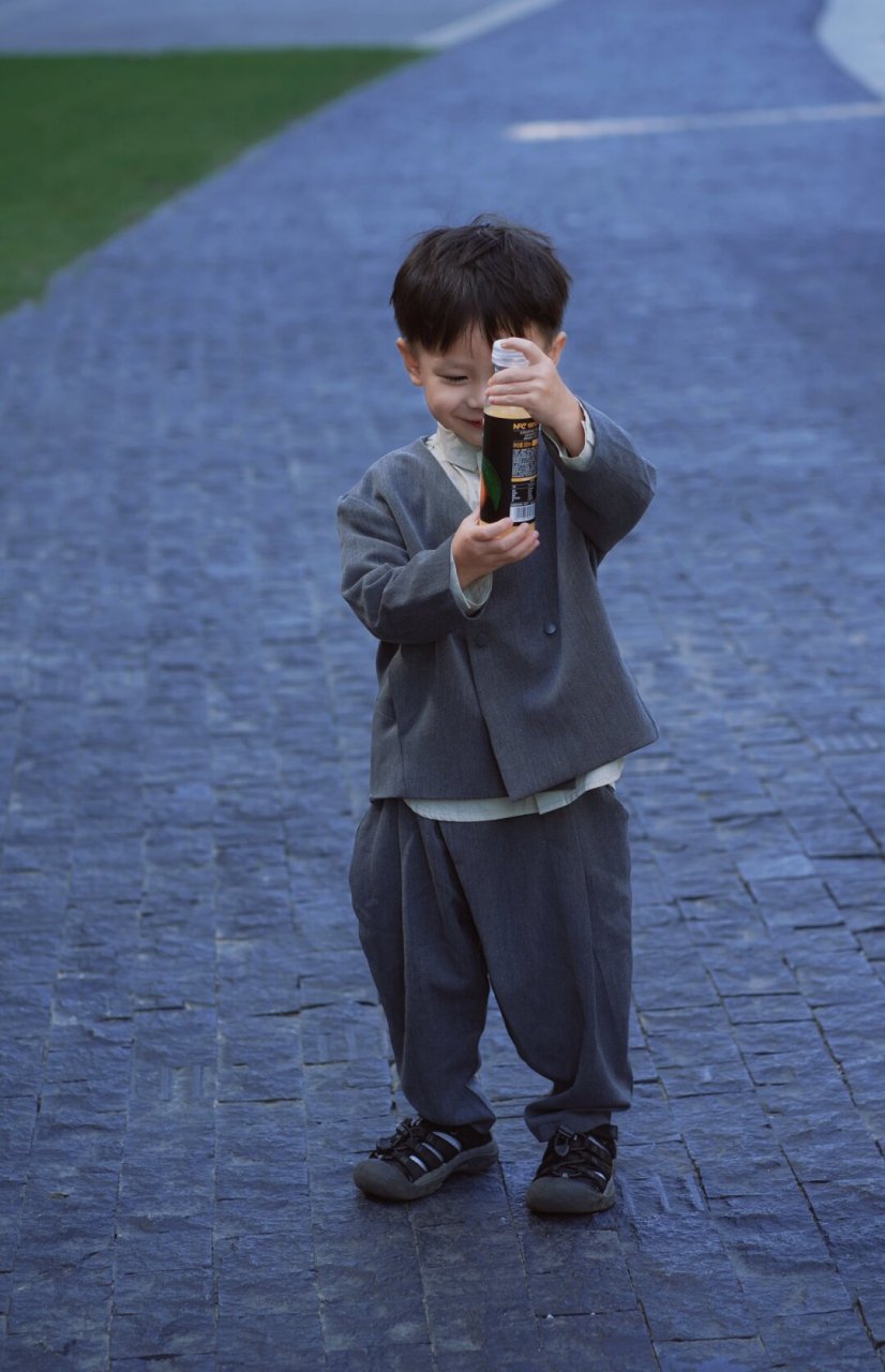 小男孩卖萌图片大全图片