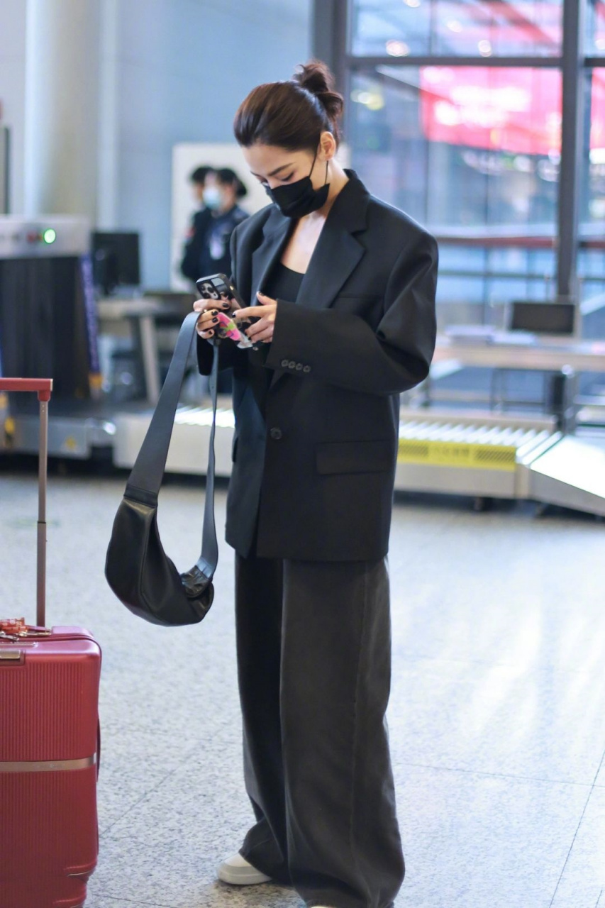 辛芷蕾机场穿搭西装搭牛仔裤休闲酷帅 飒气美人穿越韩流风尚 暗藏心机