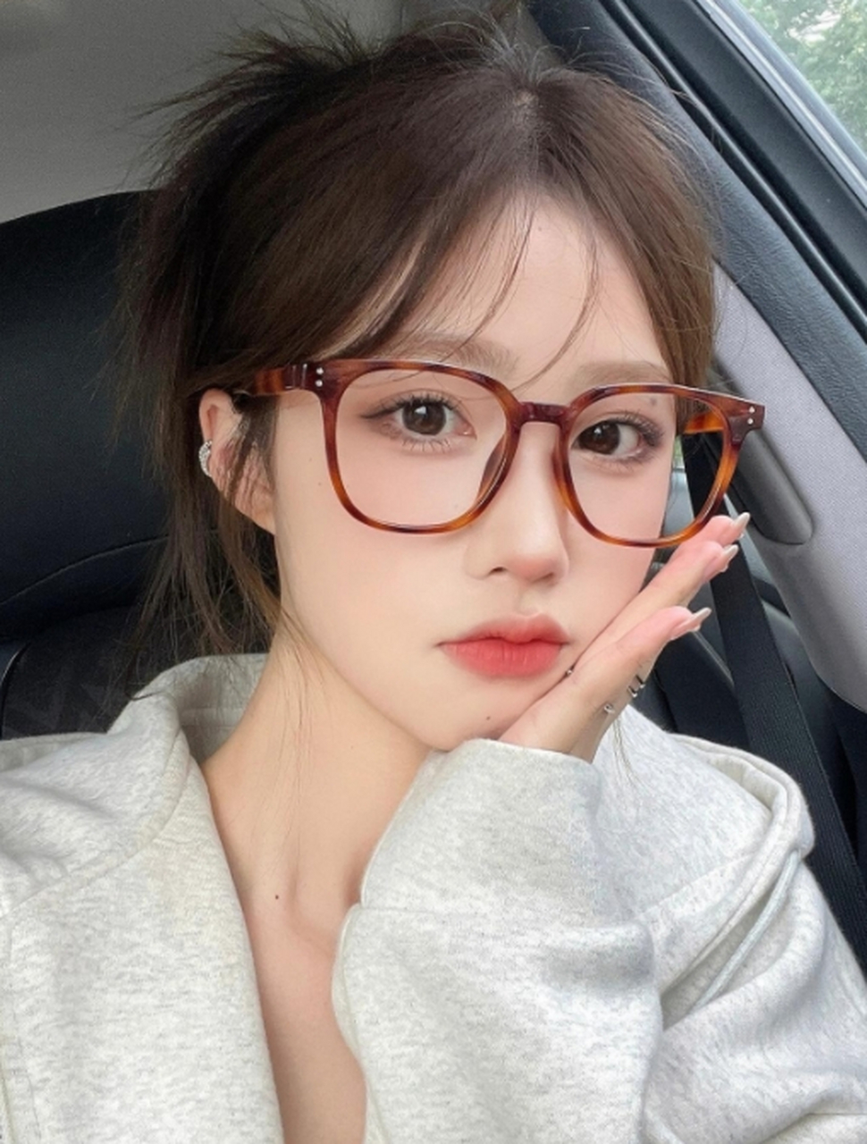 明明只有17岁,但戴上眼镜后立刻变成了一个少妇.